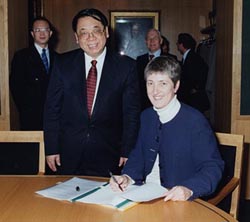 HE Ma Zhenguang, Chinese Ambassador to the UK, with Lynne Brindley, Chief Executive of The British Library