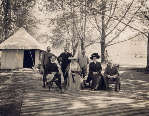 Group portrtait in the camp at Gandarbal