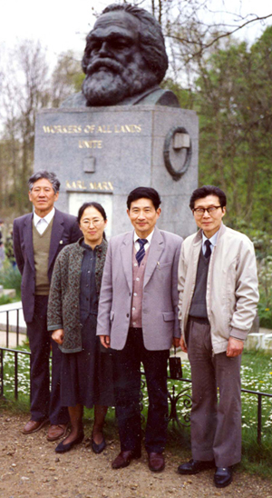 Wang Xu at Marx's grave in London