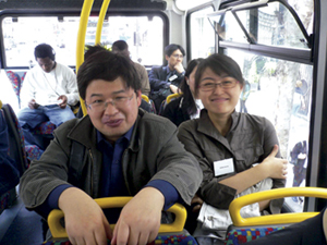 Lin Shitian and Zhao Daying from the National Library of China, along with other conference delegates on a London bus travelling from the British Library to the Courtauld Institute session of the IDP Conservation Conference.