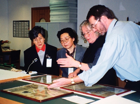 敦煌研究院樊錦詩與施萍婷教授在大英圖書館的保護修復工作室